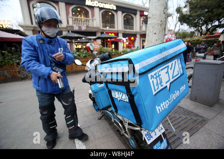 --FILE--un livreur de nourriture chinoise société de livraison Ele.moi se prépare à livrer des repas à Shanghai, Chine, 24 mars 2015. Alibaba vend ses $1 Banque D'Images