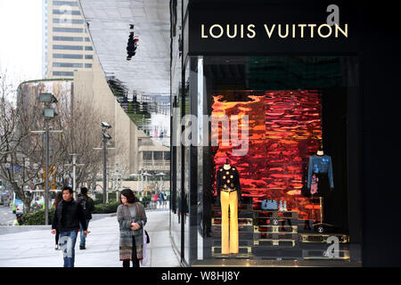 --FILE--piétons devant une Louis Vuitton (LV) boutique de LVMH Moet Hennessy Louis Vuitton SA à Shanghai, Chine, 20 mars 2015. L'euro faible Banque D'Images