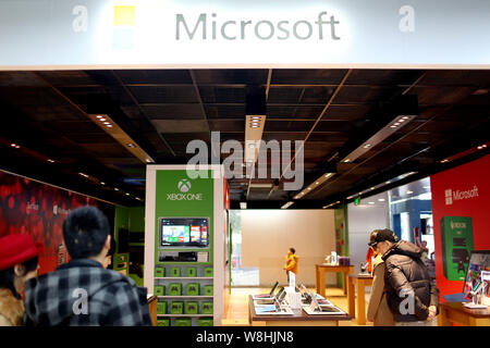 --FILE--clients sont vus dans un magasin de Microsoft à Shanghai, Chine, 16 février 2015. Microsoft a annoncé qu'il envisage d'offrir 100 millions de yuan w Banque D'Images