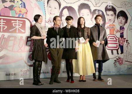 (De gauche) actrices Chinoise Wang Lin, Xi Meijuan et Xu Fan, modèle et actrice taiwanaise Lin Chi-ling, chanteur et acteur chinois Tianyu Ma poser durin Banque D'Images