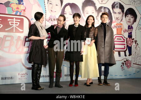 (De gauche) actrices Chinoise Wang Lin, Xi Meijuan et Xu Fan, modèle et actrice taiwanaise Lin Chi-ling, chanteur et acteur chinois Tianyu Ma poser durin Banque D'Images