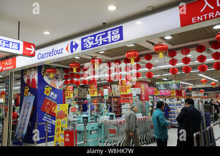 ---Fichier-clients chinois faire du shopping dans un supermarché Carrefour à Shanghai, Chine, 21 janvier 2015. Carrefour SA, la deuxième plus importante retai Banque D'Images