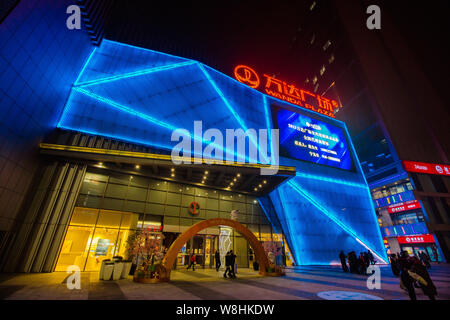 --FILE--Vue de nuit une Wanda Plaza Dalian Wanda de propriétés commerciales Co à Shanghai, Chine, 16 janvier 2015. Dalian Wanda Propriétés commerciales Banque D'Images