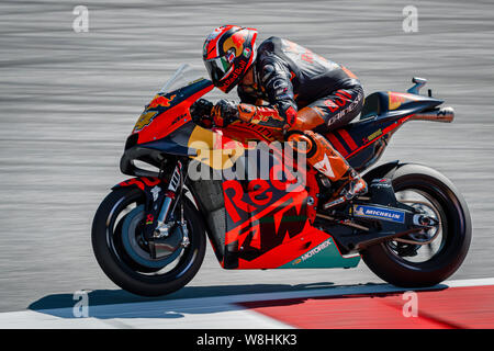 Red Bull KTM Factory Racing's coureur espagnol Pol Espargaro fait concurrence au cours de la première session de la pratique du Grand Prix MotoGP d'Autriche. Banque D'Images