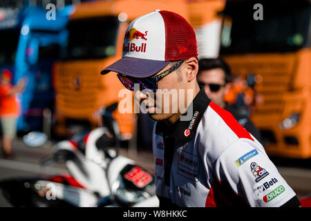 La LCR Honda rider japonais Takaaki Nakagami arrive pour les coureurs réunion après les deux premières séances de pratique du Grand Prix MotoGP d'Autriche. Banque D'Images