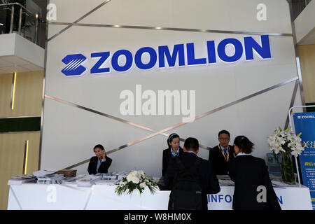 --FILE--employés chinois servir les visiteurs au stand de Zoomlion au cours de la 2014 Salon International des machines de construction, la construction Materi Banque D'Images