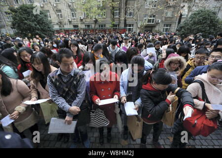 --FILE--Chinois candidats devant un examen site pour assister à la fonction publique nationale de la Chine 2015 l'examen pratiqué à Nanjing, Jiangsu, Chine de l'est p Banque D'Images