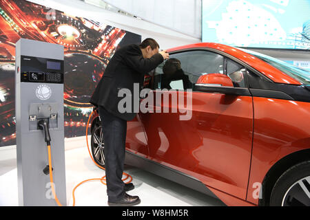 --FILE--un visiteur regarde dans une voiture électrique BMW i3 sur l'affichage lors du 16ème Salon de l'industrie internationale de la Chine à Shanghai, Chine, 4 novembre 2014. Banque D'Images