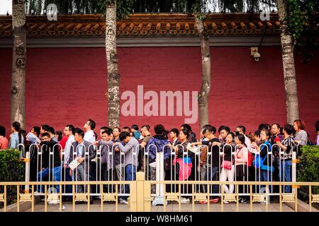 --FILE--touristes la queue pour entrer dans le musée du palais, également connu sous le nom de la Cité Interdite, à Beijing, Chine, 11 octobre 2014. Personnes visitent le palais Banque D'Images