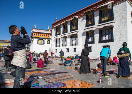 --FILE--pèlerins culte au Temple de Jokhang, ou Qokang, Monastère de Lhassa, au sud-ouest de la région autonome du Tibet de la Chine, le 2 février 2014. Banque D'Images