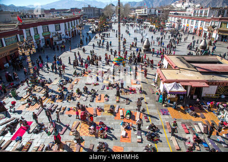 --FILE--pèlerins culte au Temple de Jokhang, ou Qokang, Monastère de Lhassa, au sud-ouest de la région autonome du Tibet de la Chine, le 2 février 2014. Banque D'Images