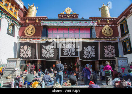 --FILE--pèlerins culte au Temple de Jokhang, ou Qokang, Monastère de Lhassa, au sud-ouest de la région autonome du Tibet de la Chine, le 2 février 2014. Banque D'Images