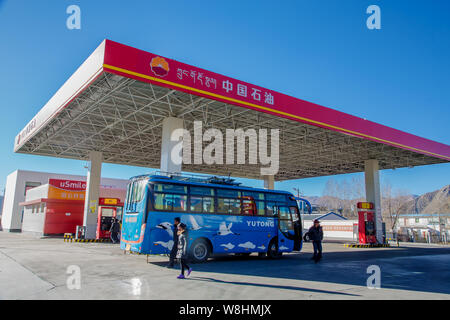 --FILE--un autobus est être ravitaillé à une station de PetroChina, filiale de la CNPC (China National Petroleum Corporation), à Lhassa, au sud Banque D'Images