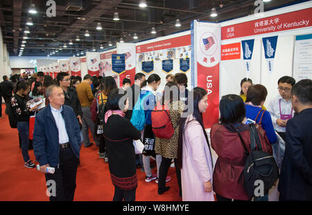 --FILE--visiteurs chinois parler avec les conseillers en éducation sur les stands de la University of Kentucky, University of Northern Colorado américain et d'autres u Banque D'Images