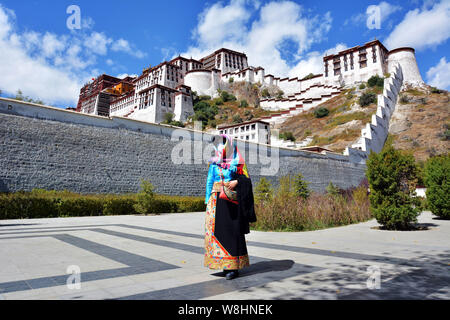 --FILE--une femme habillé en costume tibétain pose pour des photos devant le Palais du Potala à Lhassa, le sud-ouest de la Chine, région autonome du Tibet, 10 Octo Banque D'Images