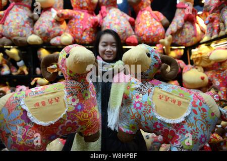 --FILE--un jouet chinois locaux résident achète des moutons pour Spring Festival pour célébrer la Nouvelle Année lunaire chinoise dans une boutique à l'Yiwu International Trade Banque D'Images