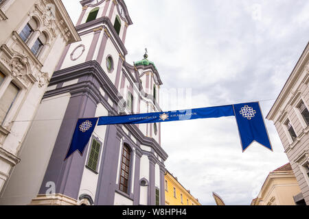 Szekesfehervar, Hongrie - Juillet 08, 2019 : église cistercienne de saint Jean Népomucène et le signe de Royal Days Festival dans la vieille ville de Szekesfehervar Banque D'Images