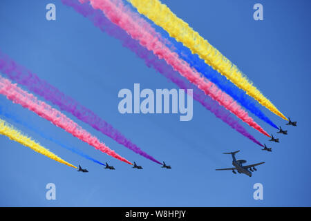 Un KJ-2000 système aéroporté de détection lointaine et de contrôle, de l'avant et avions de combat J-10 de l'équipe de voltige Bayi de PLA (Armée de libération des peuples de l'air) Banque D'Images