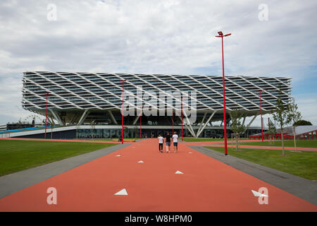 Herzogenaurach, Allemagne. 09Th Aug 2019. Vue extérieure de l'immeuble de bureaux "Arena" de la fabricant d'articles de sport adidas. Peu avant son 70e anniversaire, le plus grand groupe sportif a célébré l'ouverture d'un nouveau bâtiment principal à son siège à Herzogenaurach. 2100 du 57 0000 Adidas employés dans le monde travaillent dans le siège. Crédit : Daniel Karmann/dpa/Alamy Live News Banque D'Images