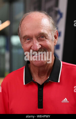 Herzogenaurach, Allemagne. 09Th Aug 2019. Stan Smith, un ancien professionnel de tennis, se trouve dans un bâtiment de l'entreprise dans le cadre de l'articles de sport adidas célébrations du fabricant. Crédit : Daniel Karmann/dpa/Alamy Live News Banque D'Images