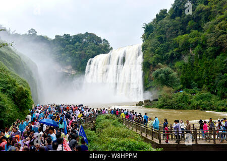 Une foule de touristes visiter la cascade de Huangguoshu durant la semaine de la fête nationale dans le comté de Zhenning, Anshun, ville du sud-ouest de la Chine est Guizh Banque D'Images