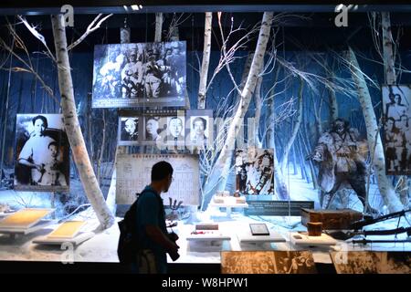 Personnes visitent la 'grande victoire et contribution historique" exposition au Musée de la guerre de résistance du peuple contre l'agression japonaise en Banque D'Images