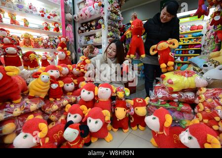 --FILE--un jouet chinois locaux résident achète des moutons pour Spring Festival pour célébrer la Nouvelle Année lunaire chinoise dans une boutique à l'Yiwu International Trade Banque D'Images