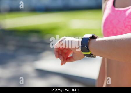 Woman wearing sports watch contrôle du temps. Banque D'Images