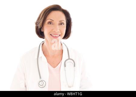 Senior female doctor smiling vers la caméra. Banque D'Images