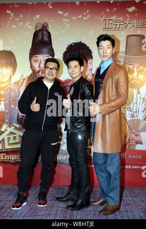 (De gauche) réalisateur et acteur chinois Wang Yuelun, acteur et chanteur taïwanais Jimmy Lin et le mannequin et acteur chinois Zhang Liang faire un thumb up sign Banque D'Images