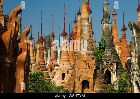 Un groupe de pagodes dans le village d'Indein, près de Ywama et marqueterie Lake dans l'Etat Shan, Myanmar Banque D'Images