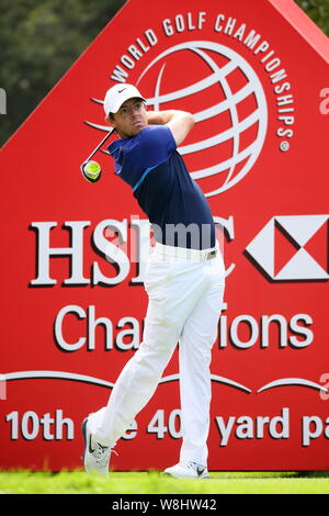 Rory McIlroy de l'Irlande du Nord joue une balle dans le deuxième tour du tournoi de golf Champions HSBC WGC à Shanghai, Chine, 6 novembre 2015. Banque D'Images