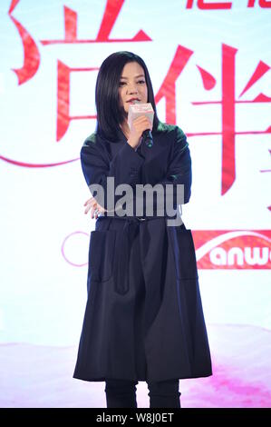 L'actrice chinoise Zhao Wei pose au cours d'une conférence de presse pour un événement de bienfaisance à Beijing, Chine, 7 décembre 2015. Banque D'Images