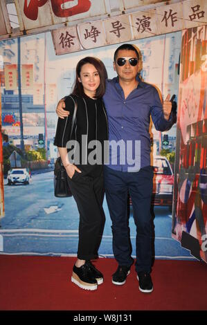 L'acteur chinois Chen Jianbin, droite, et son épouse l'actrice Jiang Qinqin posent sur le tapis rouge qu'ils arrivent pour la première du nouveau film 'Perdu dans Banque D'Images