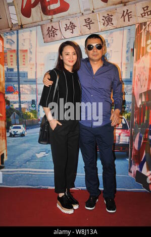 L'acteur chinois Chen Jianbin, droite, et son épouse l'actrice Jiang Qinqin posent sur le tapis rouge qu'ils arrivent pour la première du nouveau film 'Perdu dans Banque D'Images