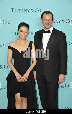 L'actrice chinoise Gao Yuanyuan, gauche, pose comme elle arrive pour un événement mode de bijoux Tiffany & Co. à Beijing, Chine, 21 mai 2015. Banque D'Images