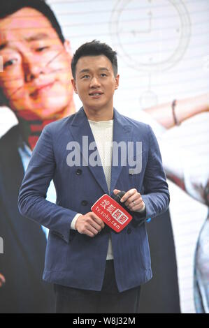 L'acteur chinois Tong Dawei pose au cours d'une conférence de presse pour son film 'Tiger' Maman à Beijing, Chine, 10 avril 2015. Banque D'Images