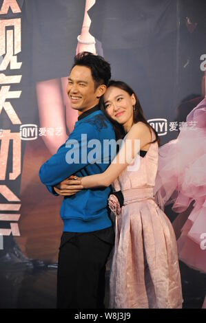 L'actrice chinoise Tang Yan, droite, embrassades acteur Wallace Chung Hong Kong lors d'une célébration partie pour leurs séries télé 'My Sunshine' à Beijing, Chine, 29 Jan Banque D'Images