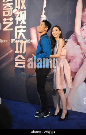 L'actrice chinoise Tang Yan, droite, embrassades acteur Wallace Chung Hong Kong lors d'une célébration partie pour leurs séries télé 'My Sunshine' à Beijing, Chine, 29 Jan Banque D'Images