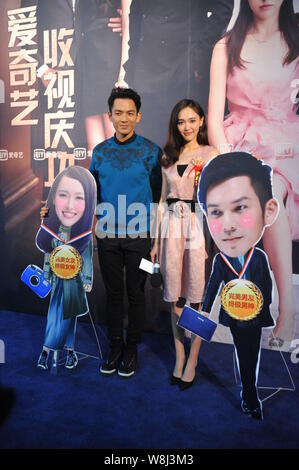 L'actrice chinoise Tang Yan, droite, et Hong Kong l'acteur Wallace Chung assister à une célébration partie pour leur plat série 'My Sunshine' à Beijing, Chine, 29 Banque D'Images