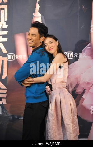 L'actrice chinoise Tang Yan, droite, embrassades acteur Wallace Chung Hong Kong lors d'une célébration partie pour leurs séries télé 'My Sunshine' à Beijing, Chine, 29 Jan Banque D'Images