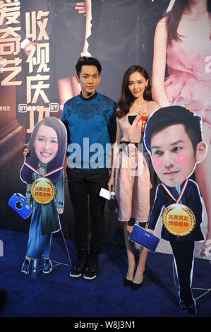 L'actrice chinoise Tang Yan, droite, et Hong Kong l'acteur Wallace Chung assister à une célébration partie pour leur plat série 'My Sunshine' à Beijing, Chine, 29 Banque D'Images