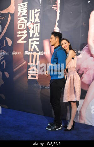 L'actrice chinoise Tang Yan, droite, embrassades acteur Wallace Chung Hong Kong lors d'une célébration partie pour leurs séries télé 'My Sunshine' à Beijing, Chine, 29 Jan Banque D'Images