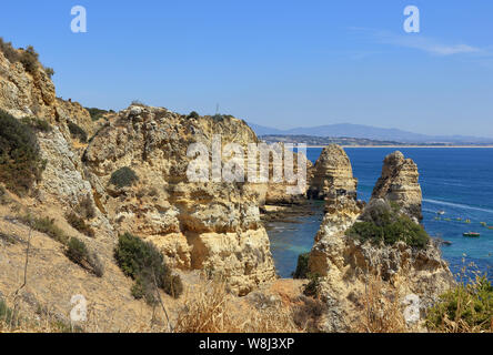 Une scène montrant le beau paysage de falaises rocheuses calcaires à Ponta da Piedade Banque D'Images