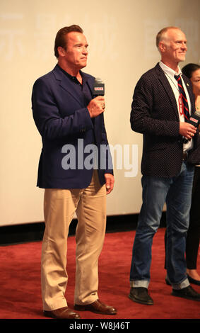 L'acteur américain Arnold Schwarzenegger, à gauche, parle en tant que directeur Alan Taylor est à l'écoute au cours d'une première pour leur film "Terminator Genisys' à Shanghai, Banque D'Images