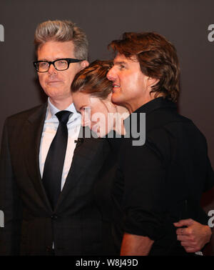 (De gauche) American réalisateur Christopher McQuarrie, actrice suédoise Rebecca Ferguson et l'acteur américain Tom Cruise assister à un événement pour leur premiere Banque D'Images