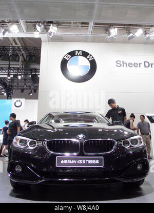 --FILE--une BMW 4-Series voiture est affichées pendant l'auto show de Nanjing, province du Jiangsu, Chine de l'est 30 septembre 2014. Auto de luxe allemande m Banque D'Images