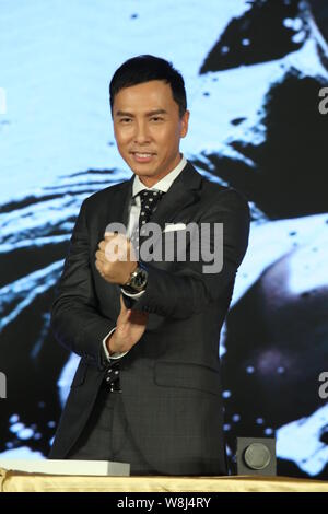 --FILE--Hong Kong star action Donnie Yen pose au cours d'une conférence de presse pour commencer le tournage de son film "Ip Man 3" à Shanghai, Chine, le 25 mars 201 Banque D'Images