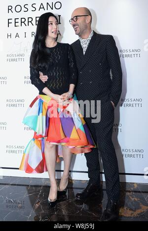 L'actrice chinoise Fan Bingbing (à gauche) pose avec l'exécutif de Rossano Ferretti au cours de la cérémonie d'un nouveau magasin de Rossano Ferretti Spa du Cheveu Banque D'Images