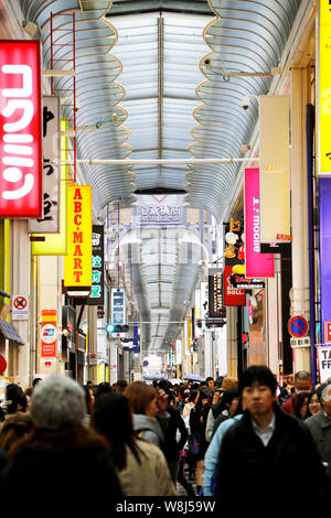 --FILE--des foules de touristes et résidents locaux à pied des boutiques et des magasins à la galerie commerçante de Shinsaibashi à Osaka, Japon, du district, 1 mars 2015. Sino- Banque D'Images